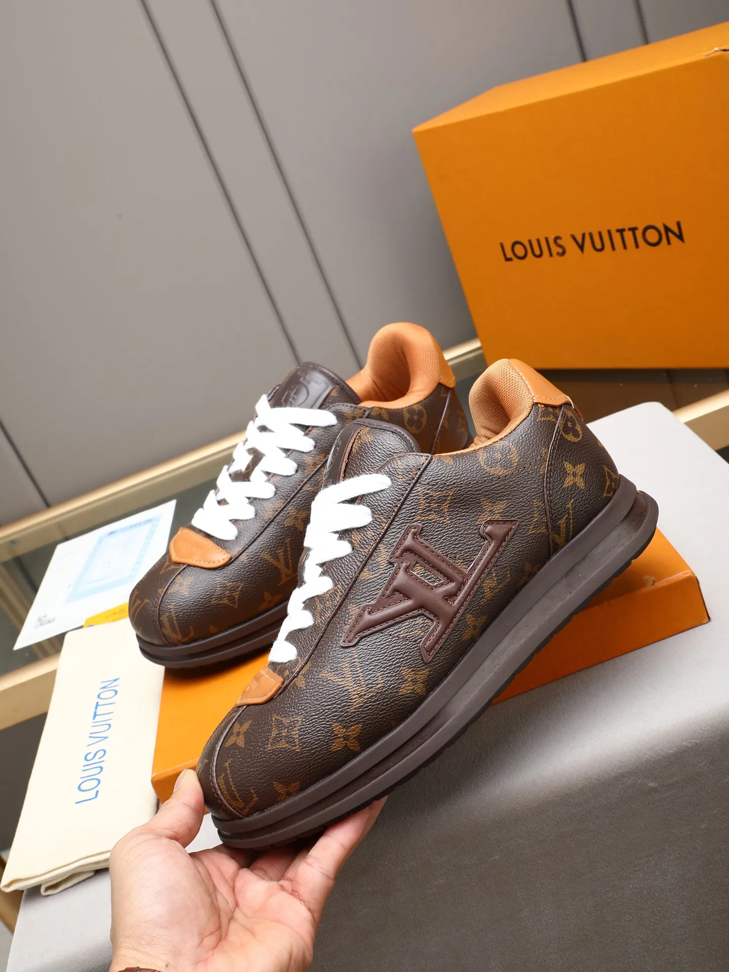 PP560 LV Louis Vuitton L Jialu Brand Runner Tatic Series Thick-soled Casual Sports Shoes Running Shoes Original purchase, development and production This LV Runner Tatic sports shoe combines technical materials such as mesh fabric and ribbons to interpret the inspiration of traditional mountaineering shoes. LV letters are written on one side, the lariat buckle of the quick lacing system is embellished with Monogram flowers and Louis Vuitton logos, and the light and wear-resistant rubber outsole completes the whole. ▪️Fabric: Original imported cowhide + mesh ▪️Inner lining: Original customized breathable mesh ▪️Sole: Original open-molded anti-slip rubber combination material ▪️Size: Men's 38-44 (customized for 45 and 46)